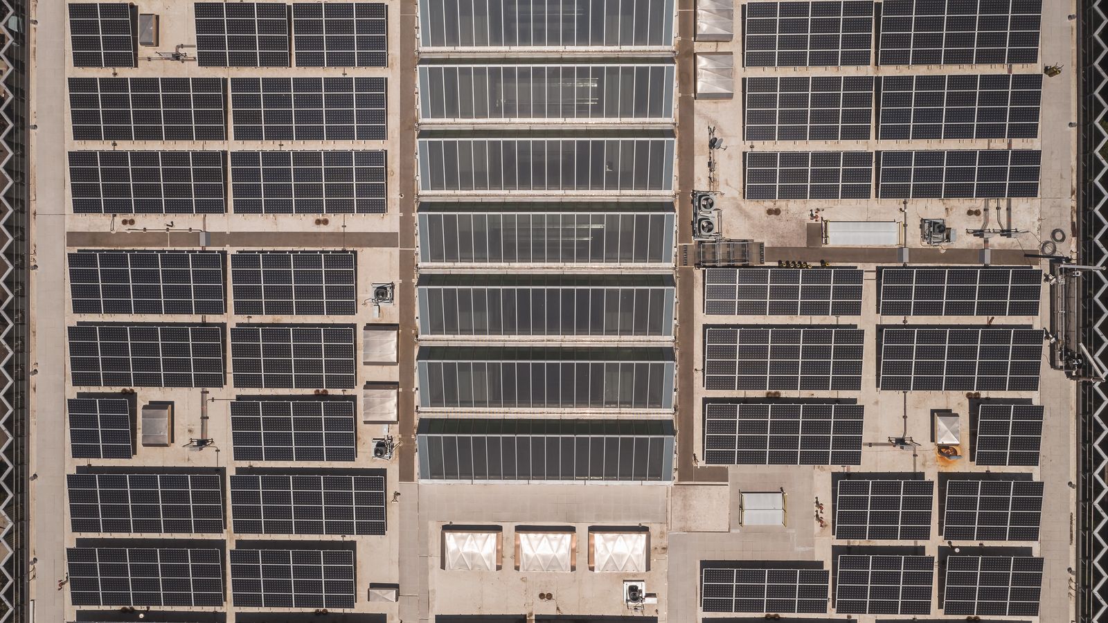 Dachflächen mit Reihen von Solarmodulen aus der Luft