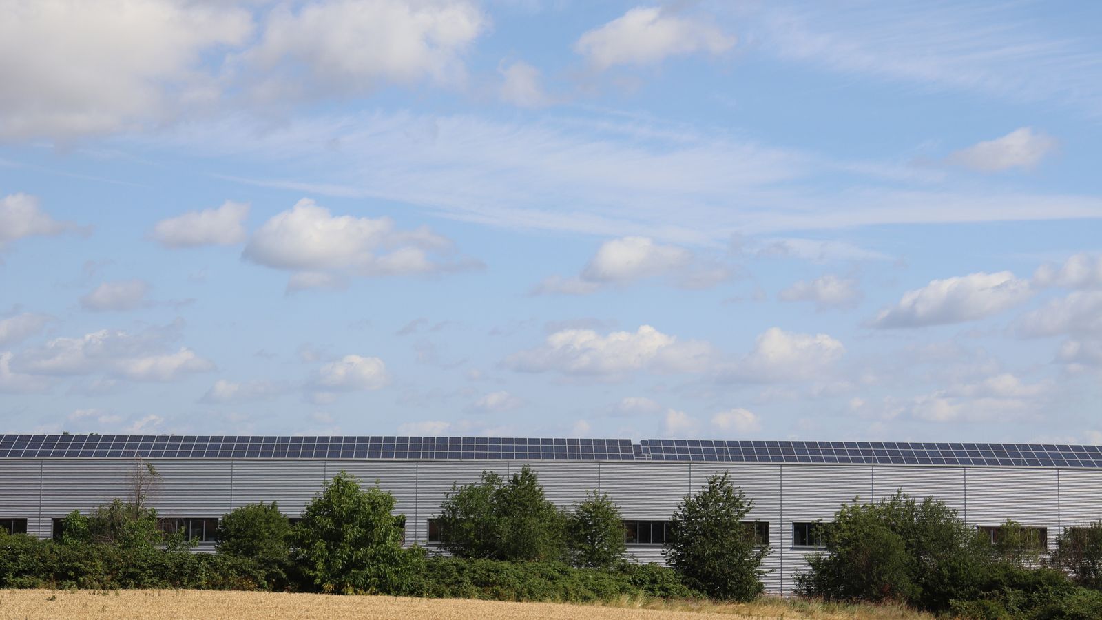 Hallendach mit Solarmodulen am Ortsrand