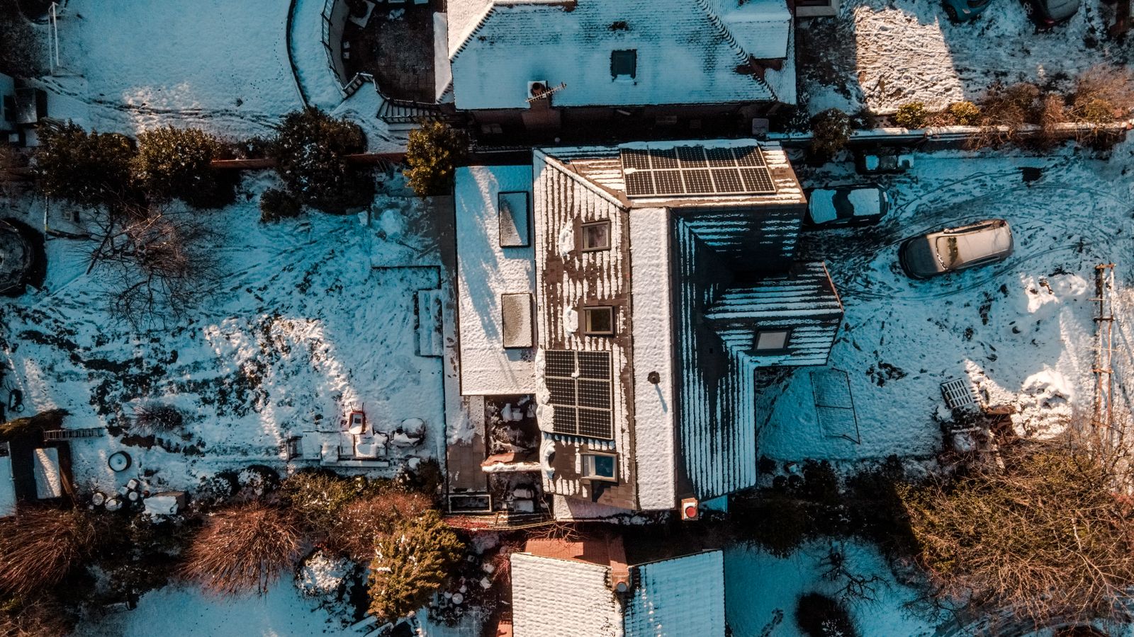 Luftbild von Wohnhäusern mit Solarmodulen auf den Dächern