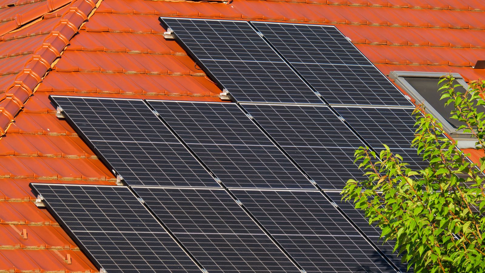 Solarmodule in Reihen auf einem Ziegeldach