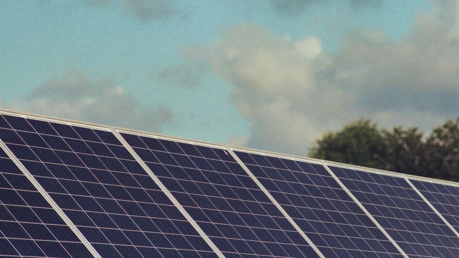 Solarmodule vor blauem Himmel