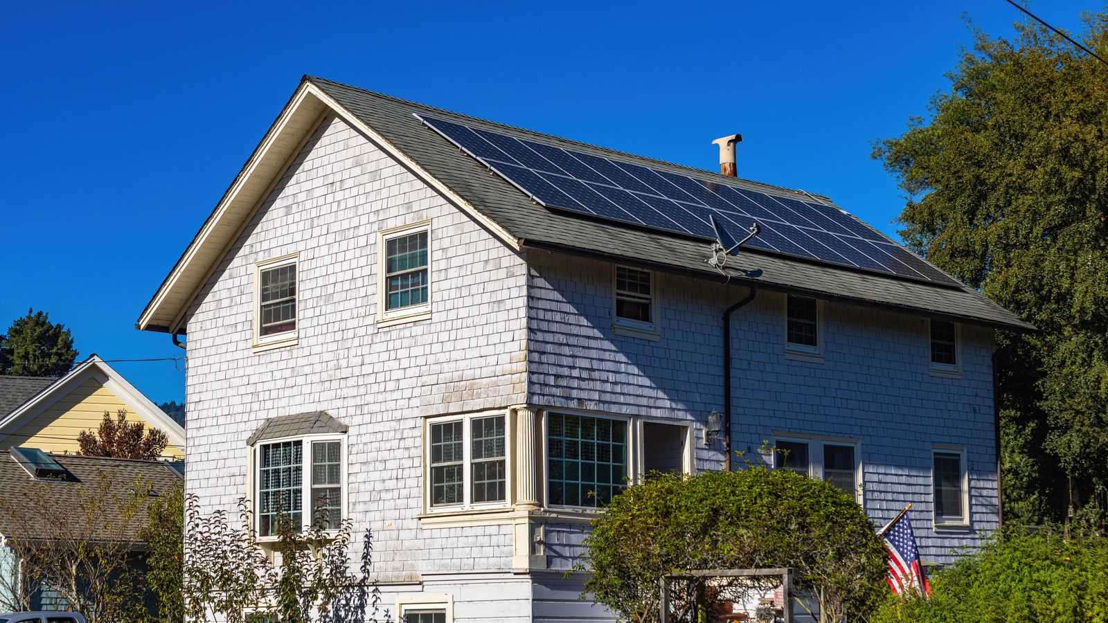 Wohnhaus mit dunklen Solarmodulen auf dem Dach