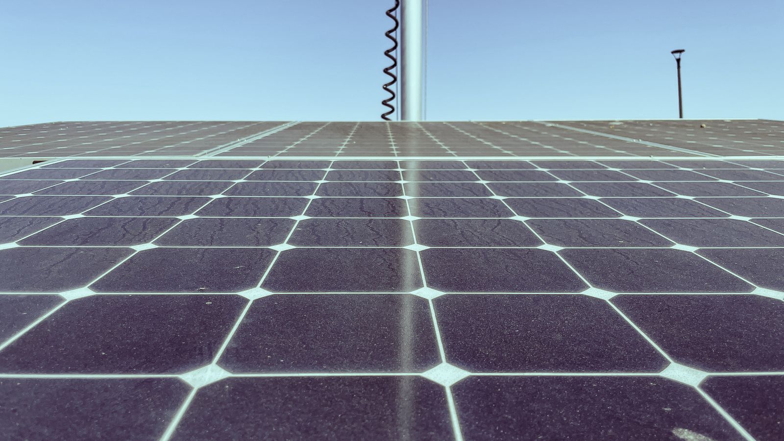 Oberfläche eines Solarmoduls mit Zellraster