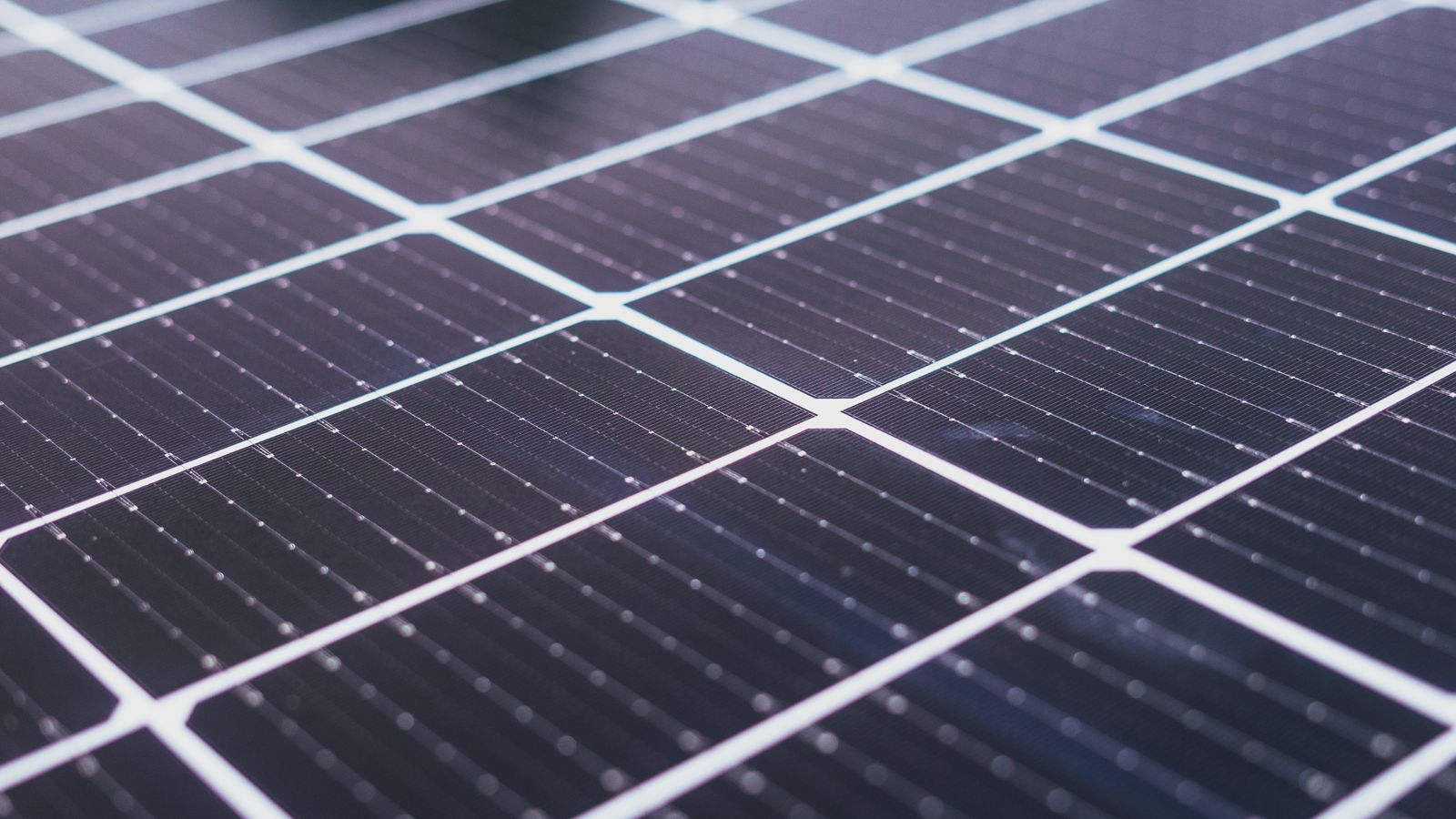 Dunkle monokristalline Solarzellen in Nahaufnahme