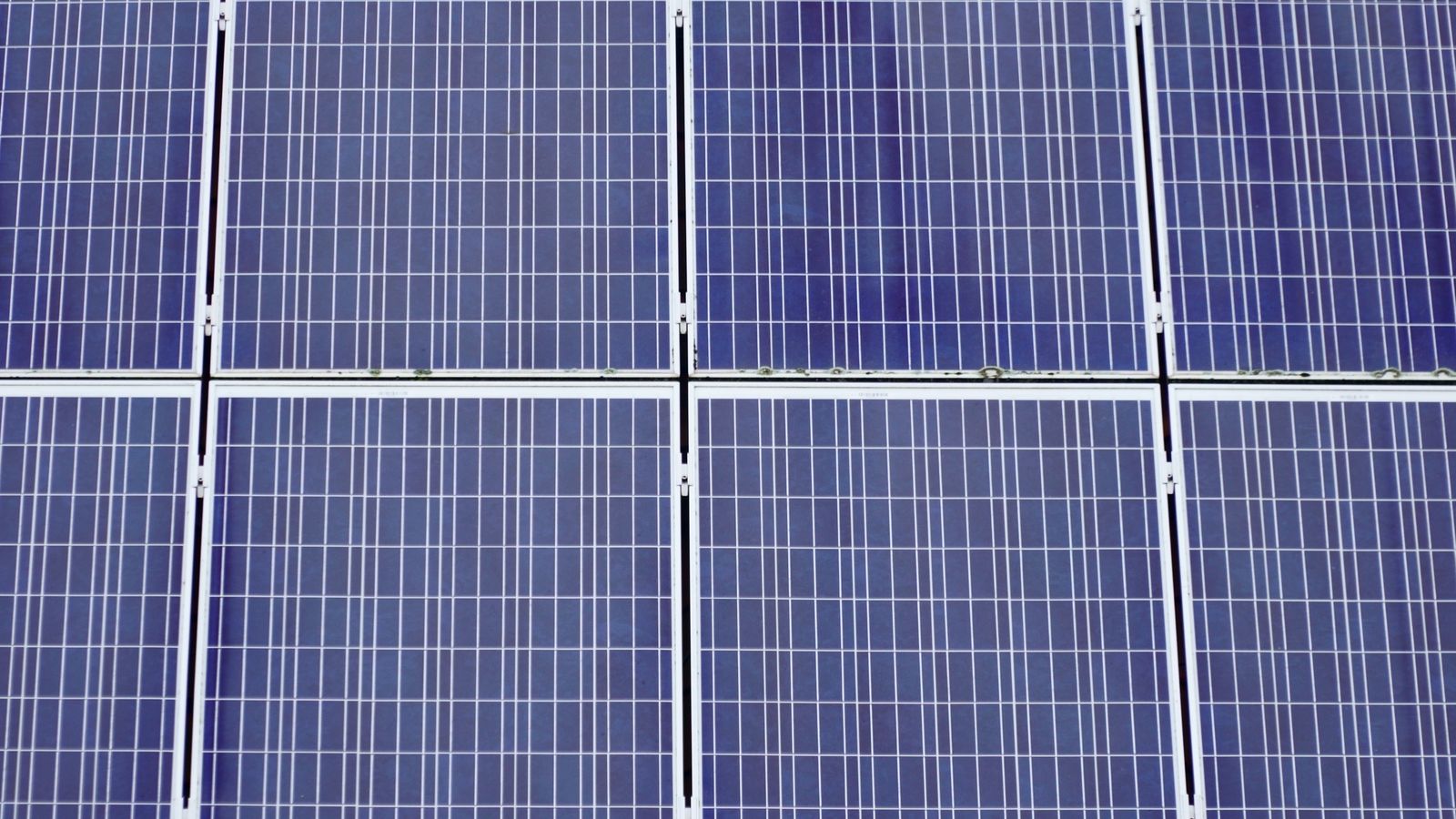 Bläulich schimmernde polykristalline Solarmodule