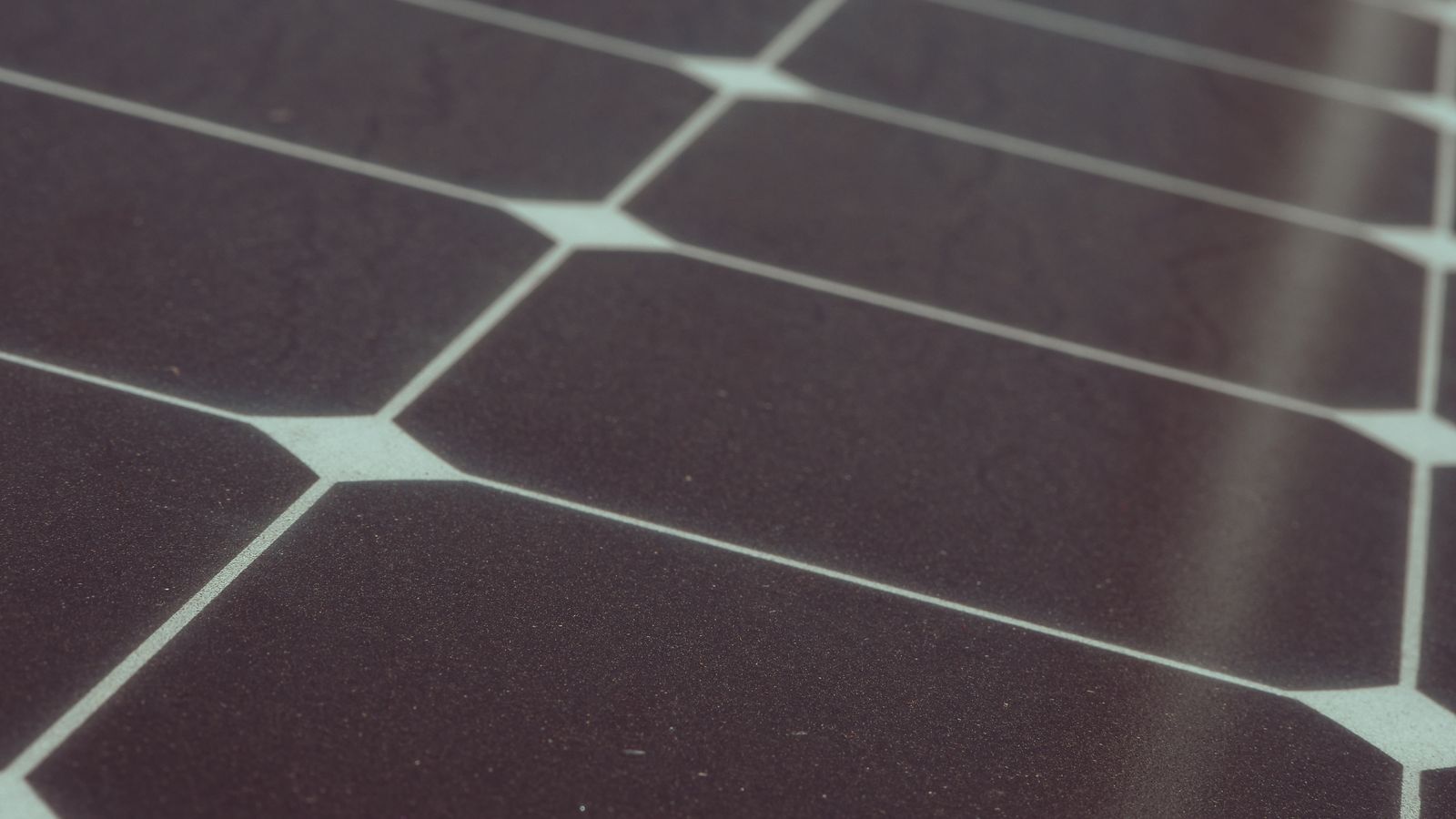 Nahaufnahme dunkler Solarzellen